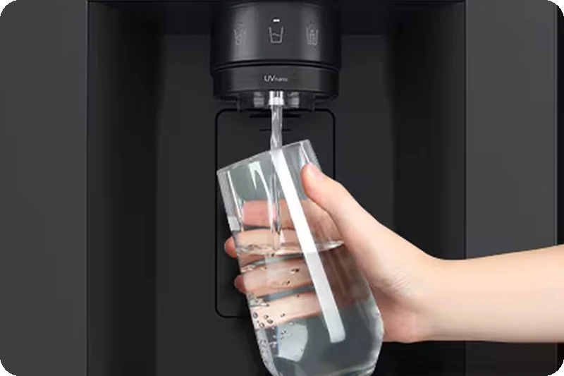 Getting water from the LG GC-L257KQKR refrigerator dispenser